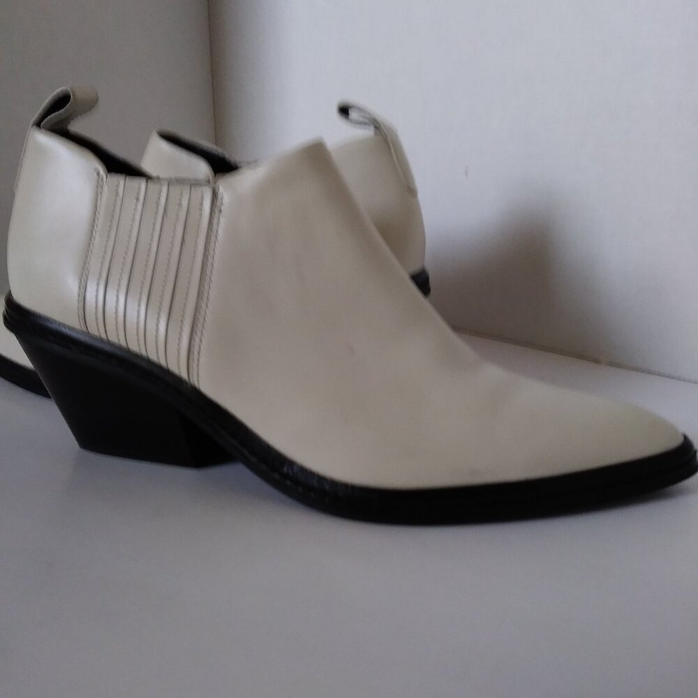 Via Spiga white ankle booty. SZ 8.5 1.5 inch heel